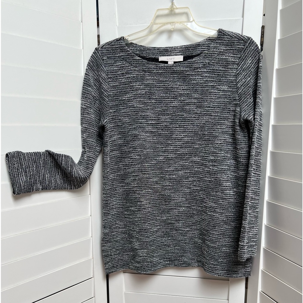 TOP by LOFT SIZE M GRAY/WHITE/BLACK USED IN LIKE NEW CONDITION